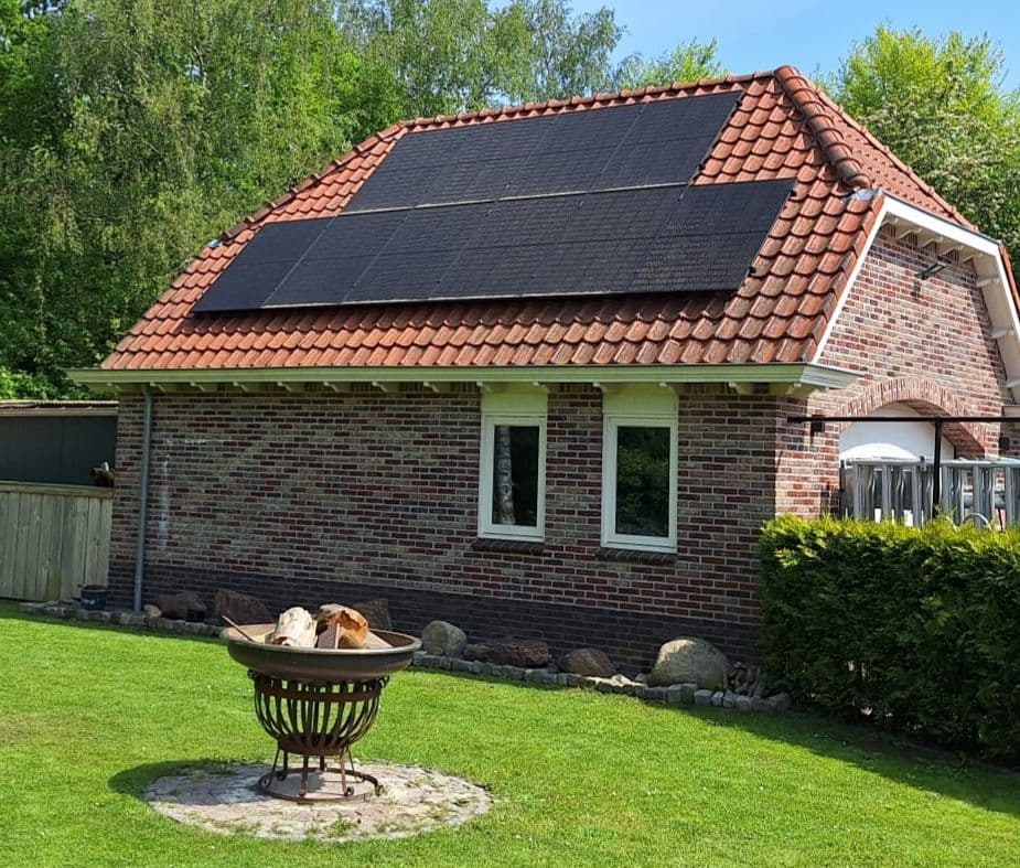 Dak met zonnepanelen installatie voor duurzame energieoplossingen – Verhoog de energie-efficiëntie van uw woning met professionele zonnepanelensystemen.